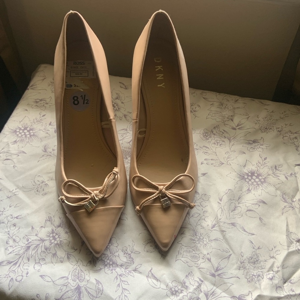 DKNY Tan Nude pointy stiletto heels. Runber soles